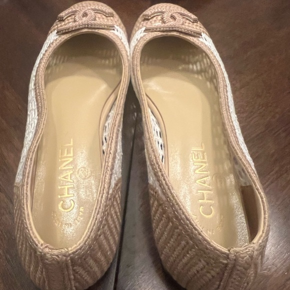 CHANEL Women's Beige and White Woven Flats - Picture 6 of 6
